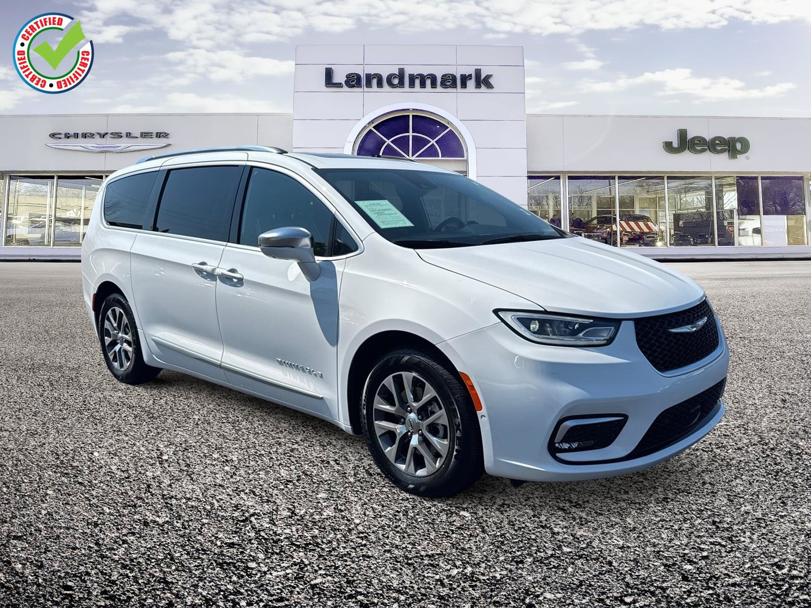 Used 2024 Chrysler Pacifica Pinnacle FWD image 1