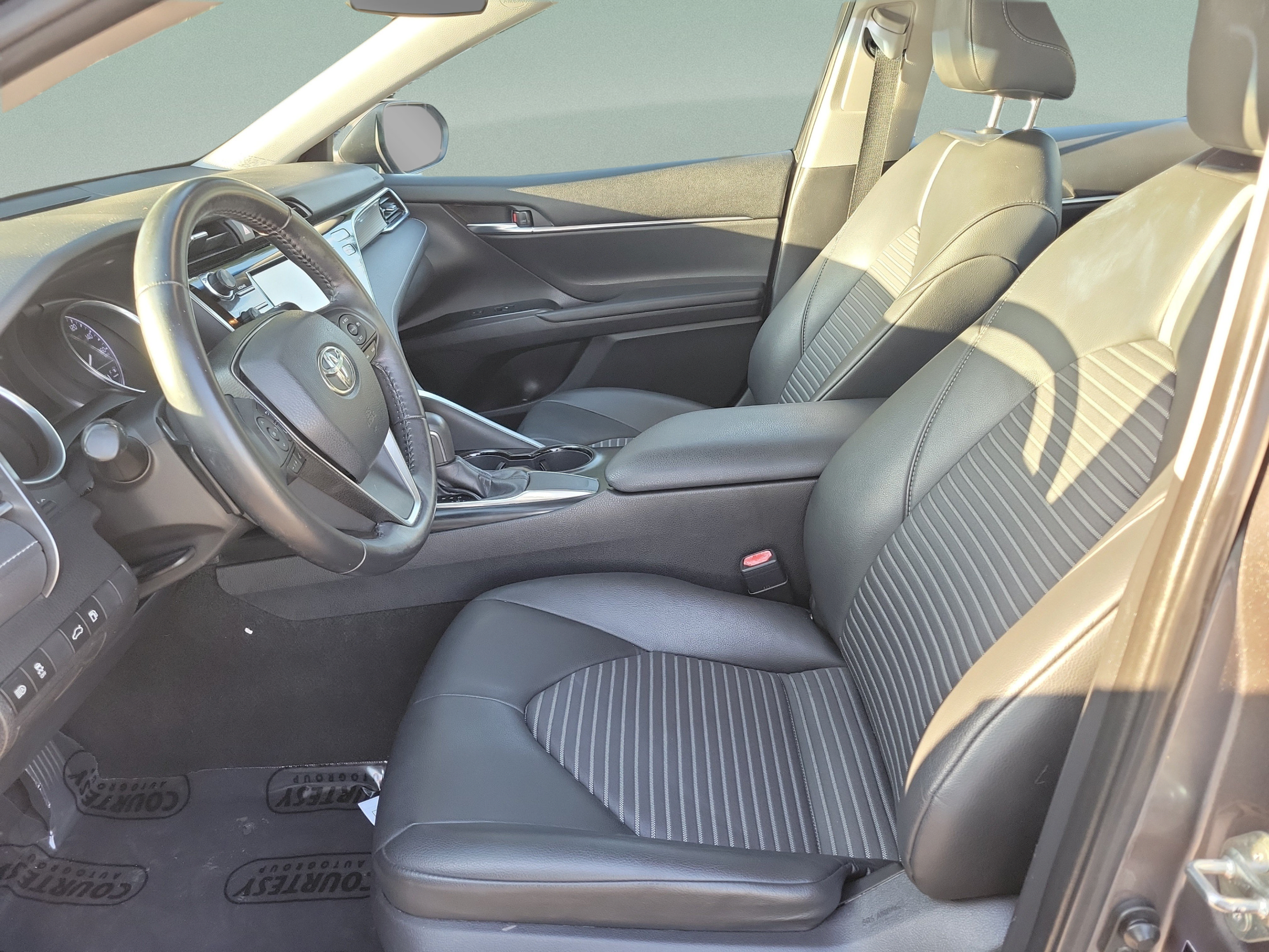 Used 2018 Toyota Camry SE FWD image 16