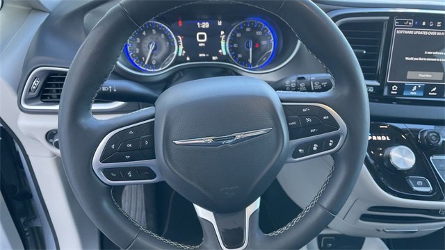 Used 2024 Chrysler Pacifica Touring-L image 14