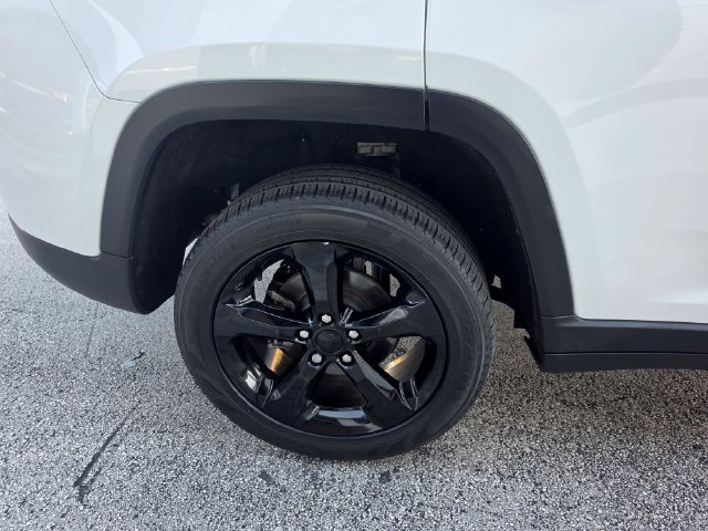 Used 2024 Jeep Grand Cherokee Limited w/ Black Appearance Package AWD/4WD image 12
