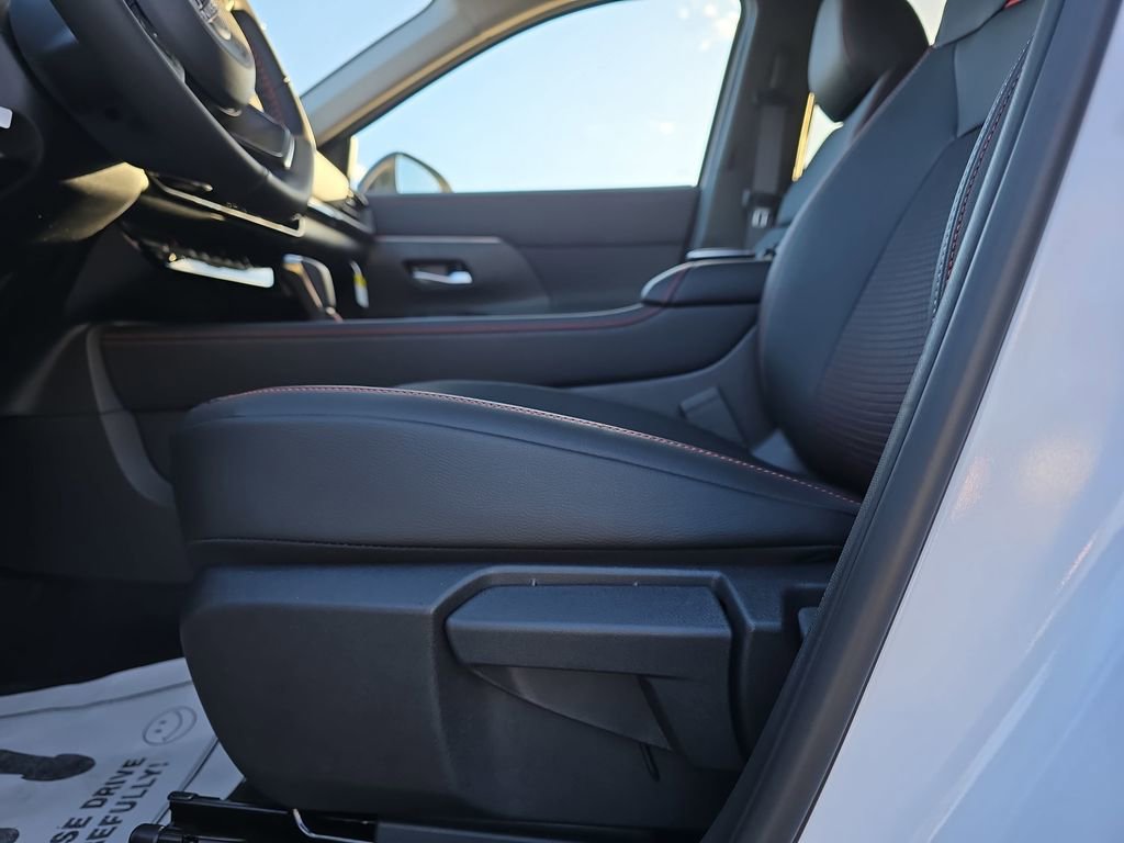 New 2026 Nissan Kicks SR w/ Cold Weather Package FWD image 32