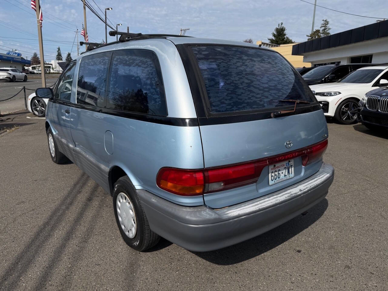 Used 1993 Toyota Previa Deluxe RWD image 3