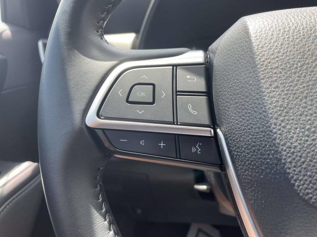 Used 2023 Toyota Highlander LE FWD image 14