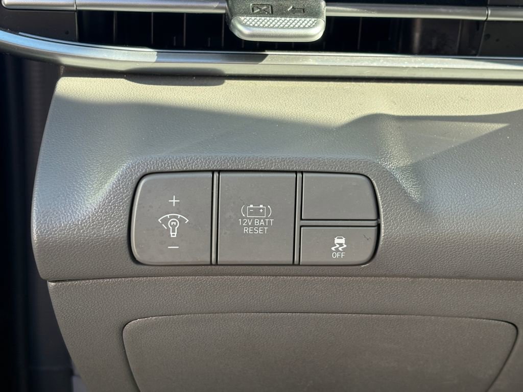 Used 2024 Hyundai Elantra Blue image 3