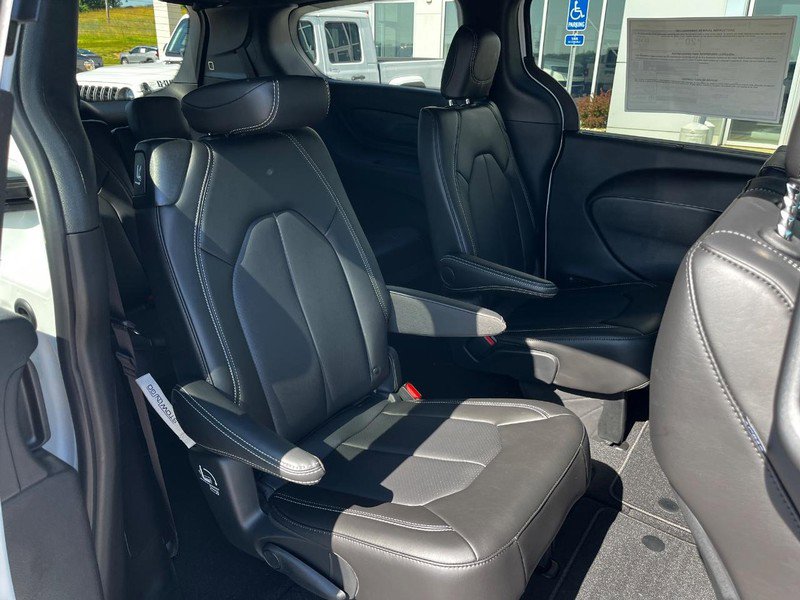 New 2025 Chrysler Pacifica Select image 5