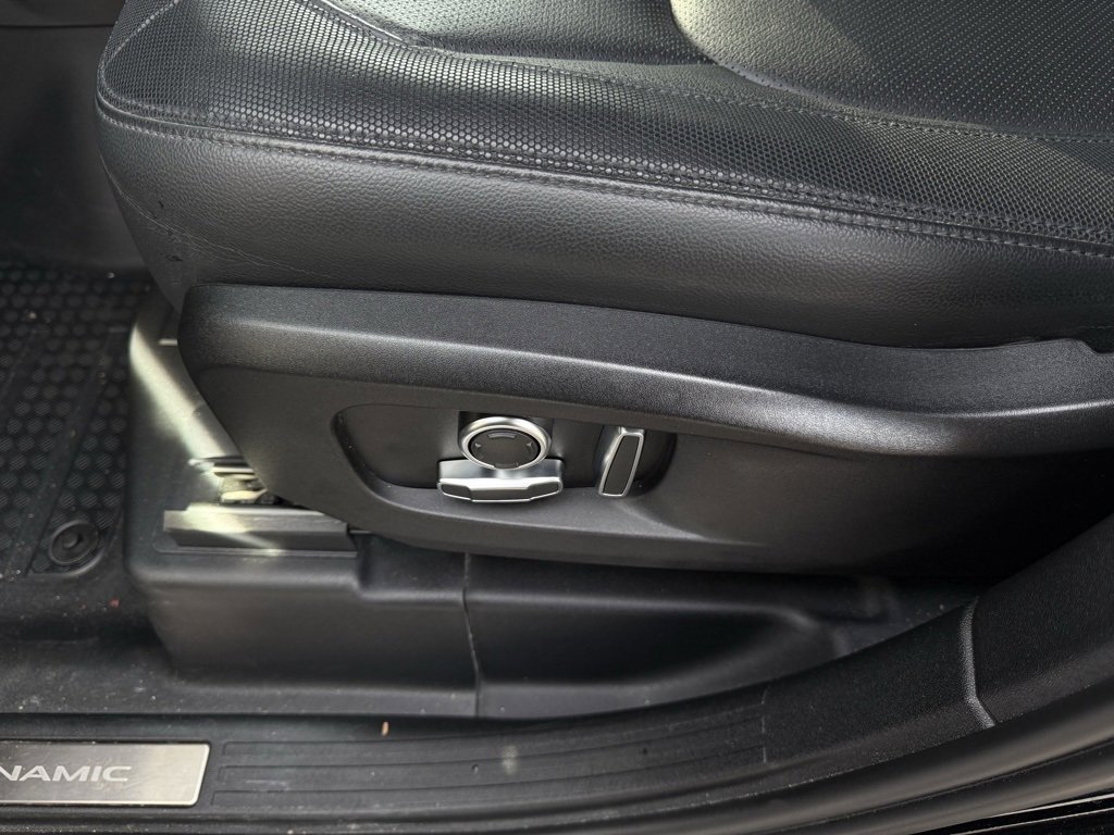 Used 2024 Land Rover Defender 130 X-Dynamic SE image 11