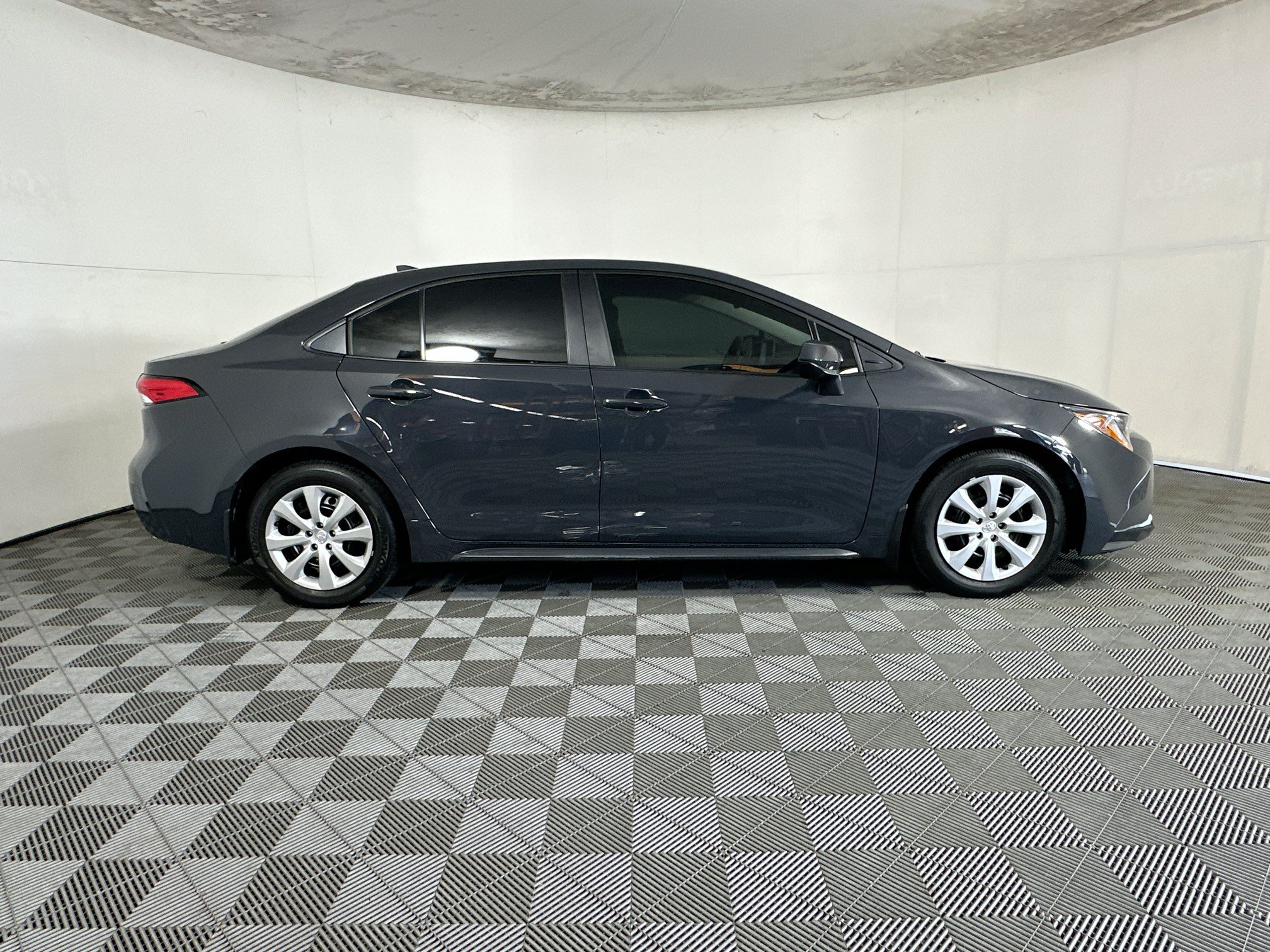 Used 2025 Toyota Corolla LE FWD image 2
