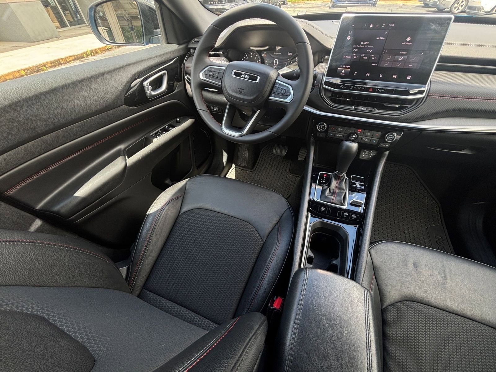 Used 2025 Jeep Compass Trailhawk AWD/4WD image 33