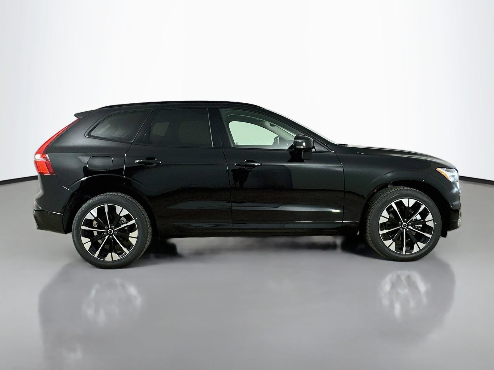 New 2026 Volvo XC60 B5 Plus w/ Protection Package Premier AWD/4WD image 4