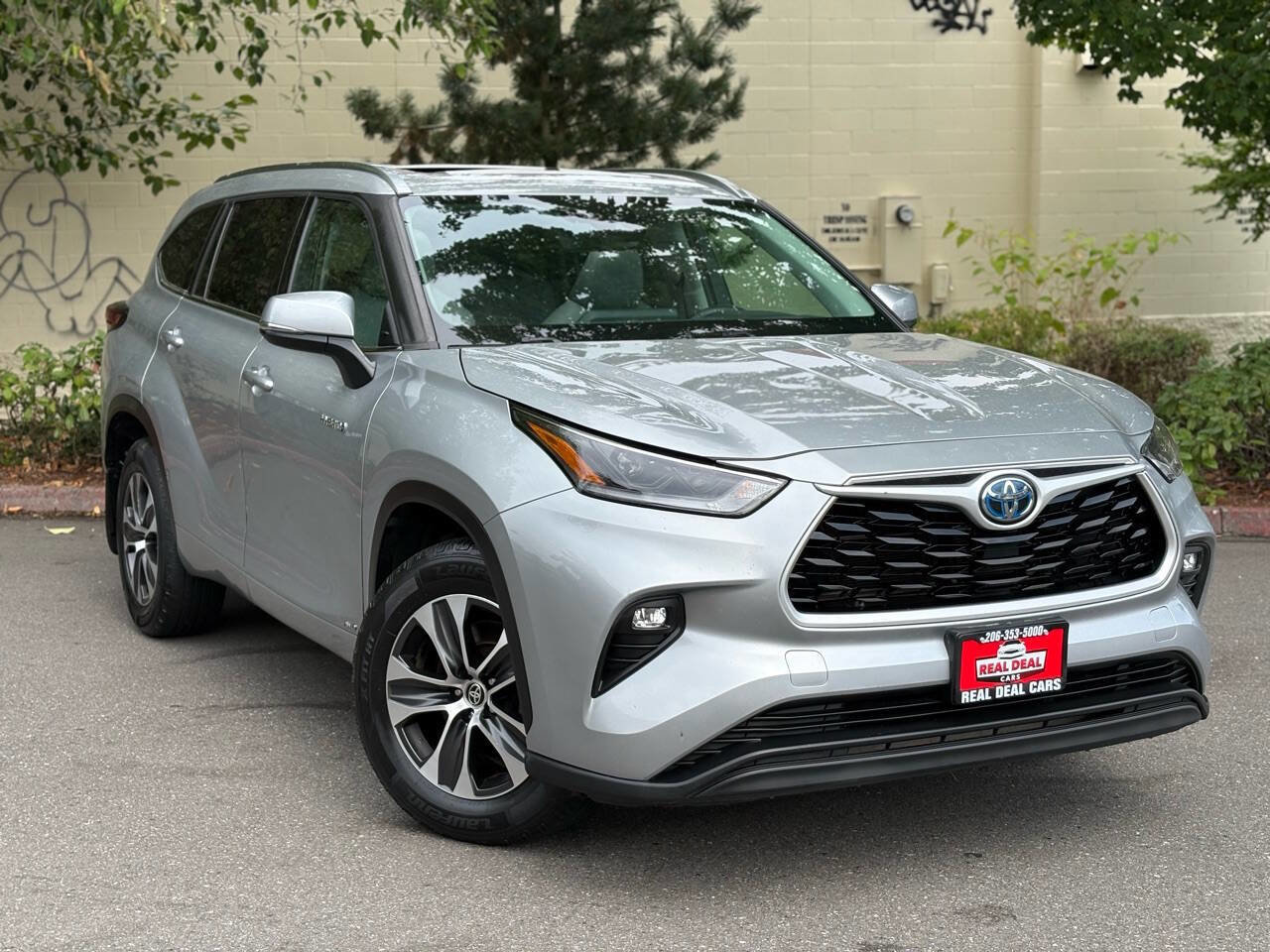 Used 2021 Toyota Highlander XLE image 2