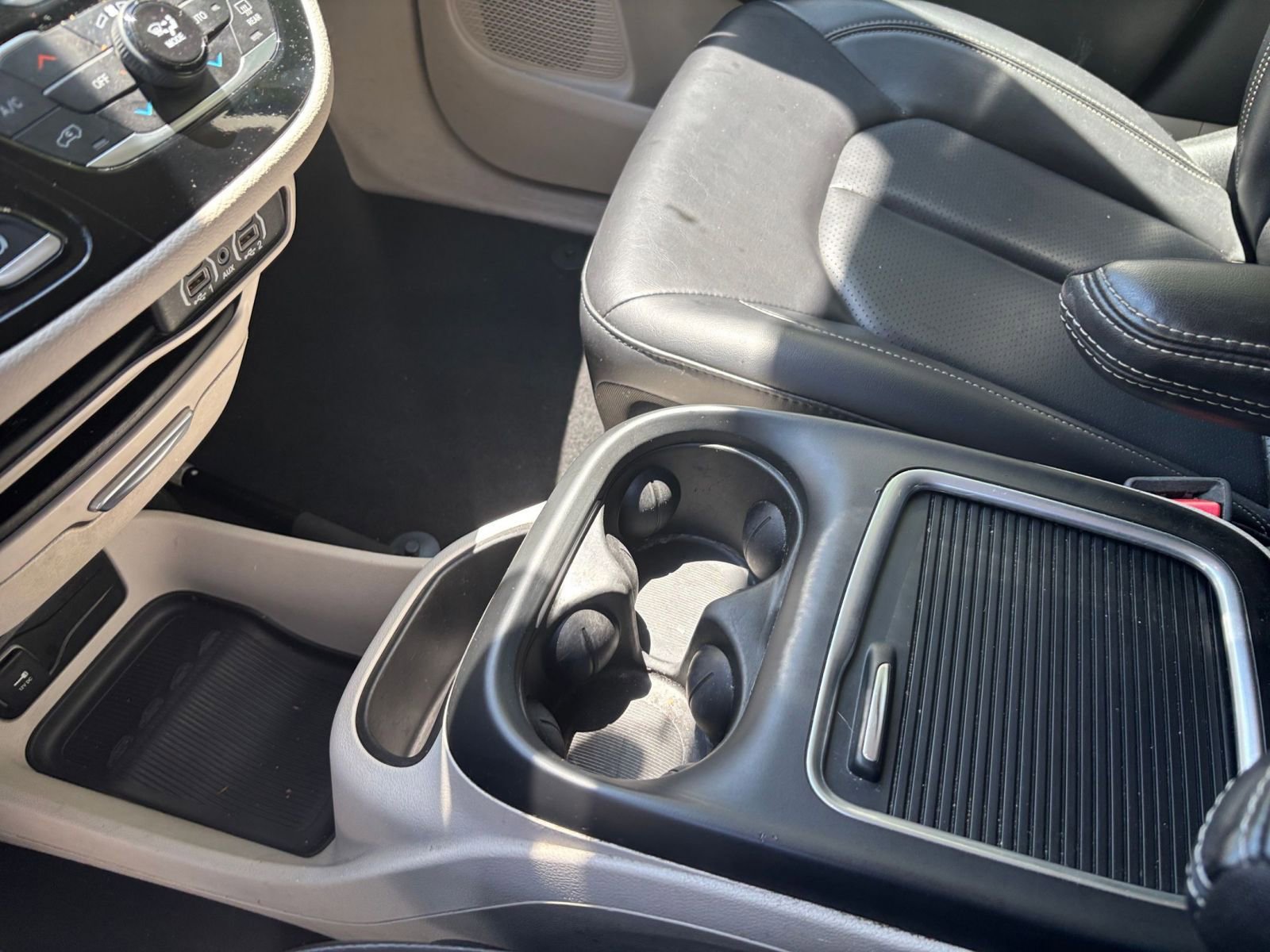 Used 2023 Chrysler Pacifica Touring-L FWD image 39