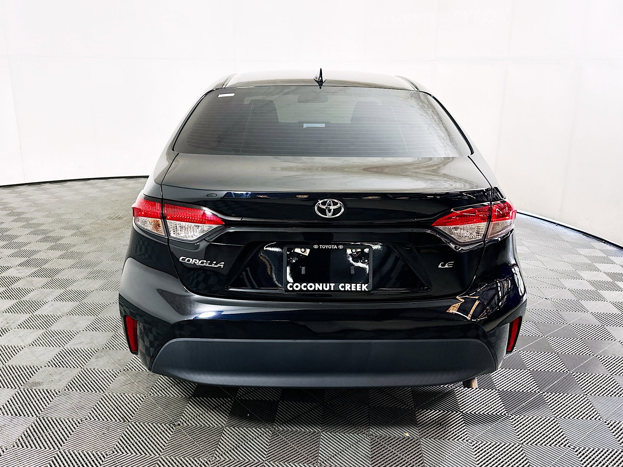 Used 2023 Toyota Corolla LE w/ LE Convenience Package FWD image 4