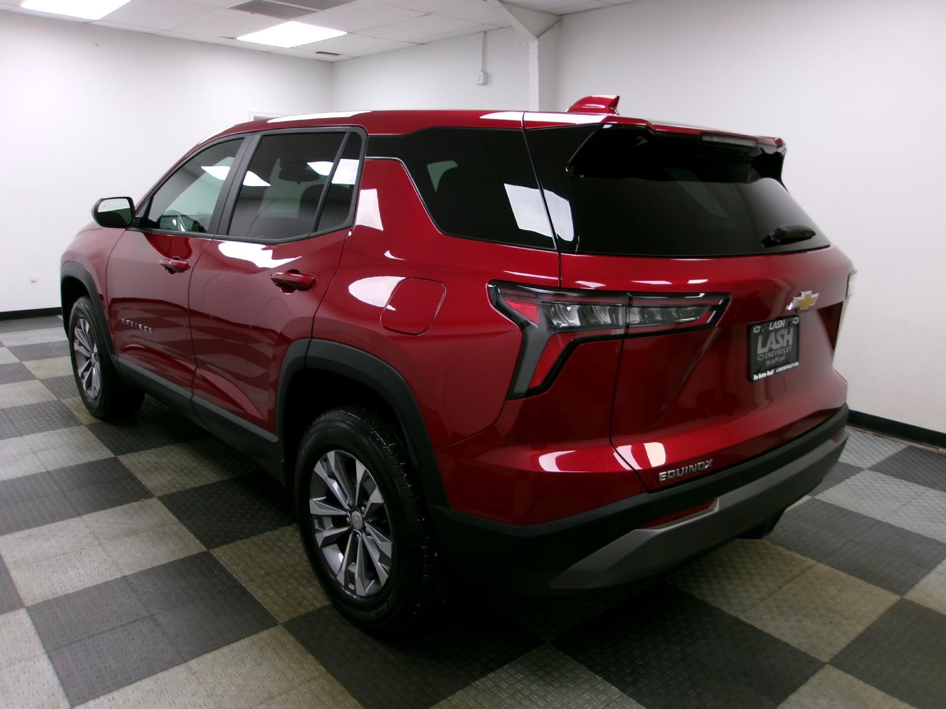 Used 2025 Chevrolet Equinox LT FWD image 2