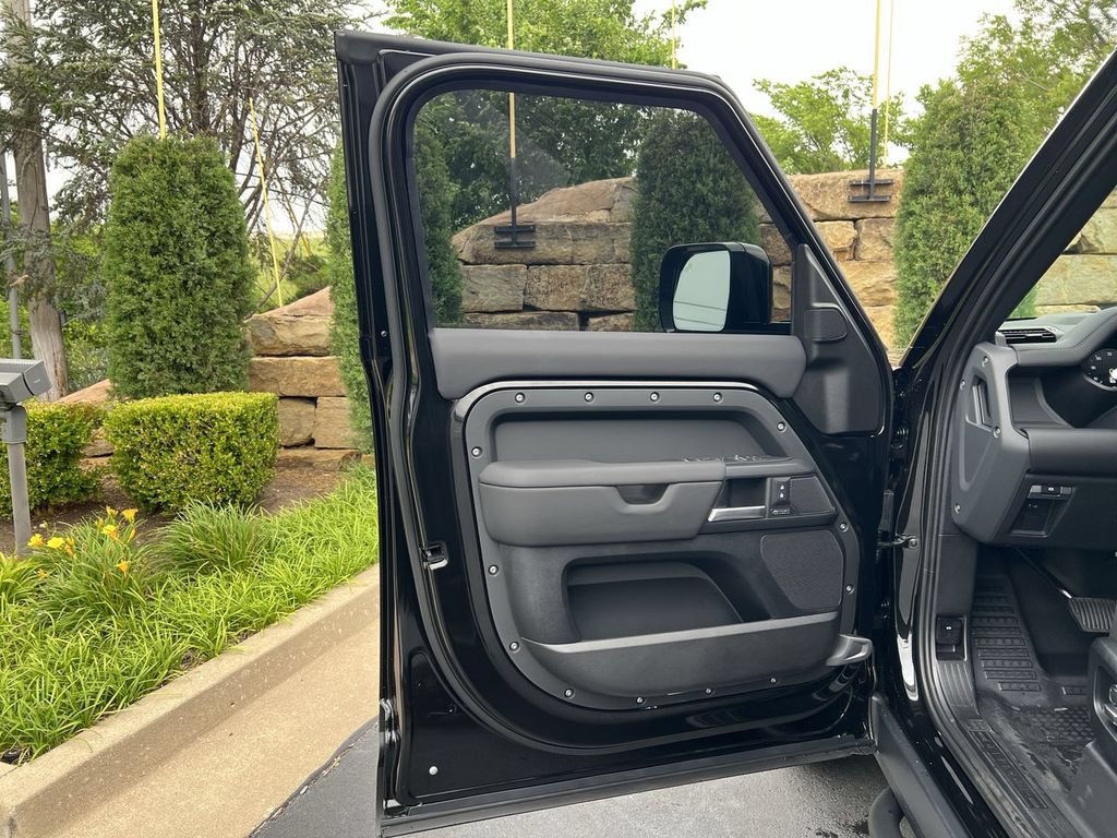 New 2026 Land Rover Defender 130 X-Dynamic SE AWD/4WD image 17
