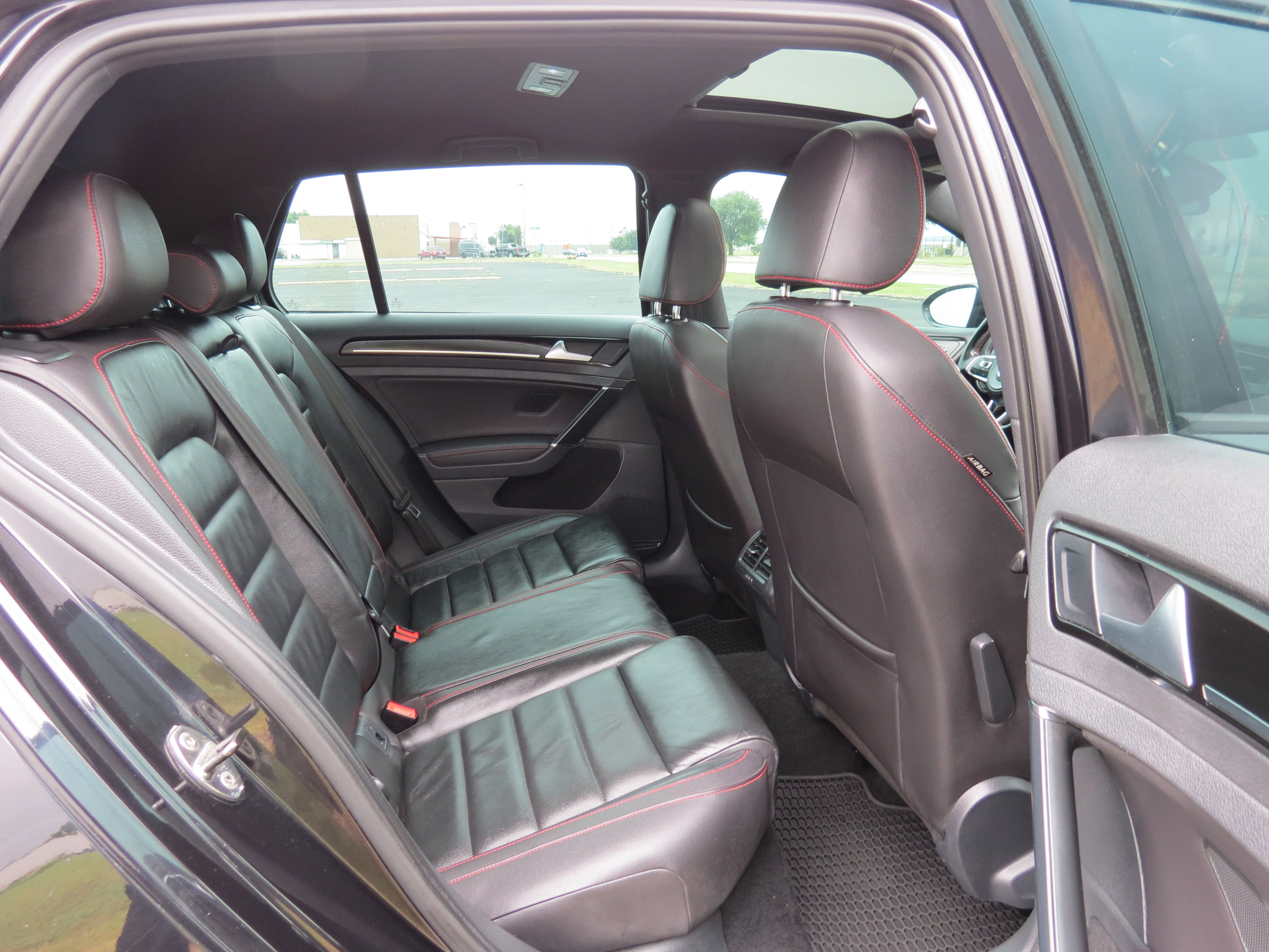 Used 2015 Volkswagen GTI SE FWD image 33