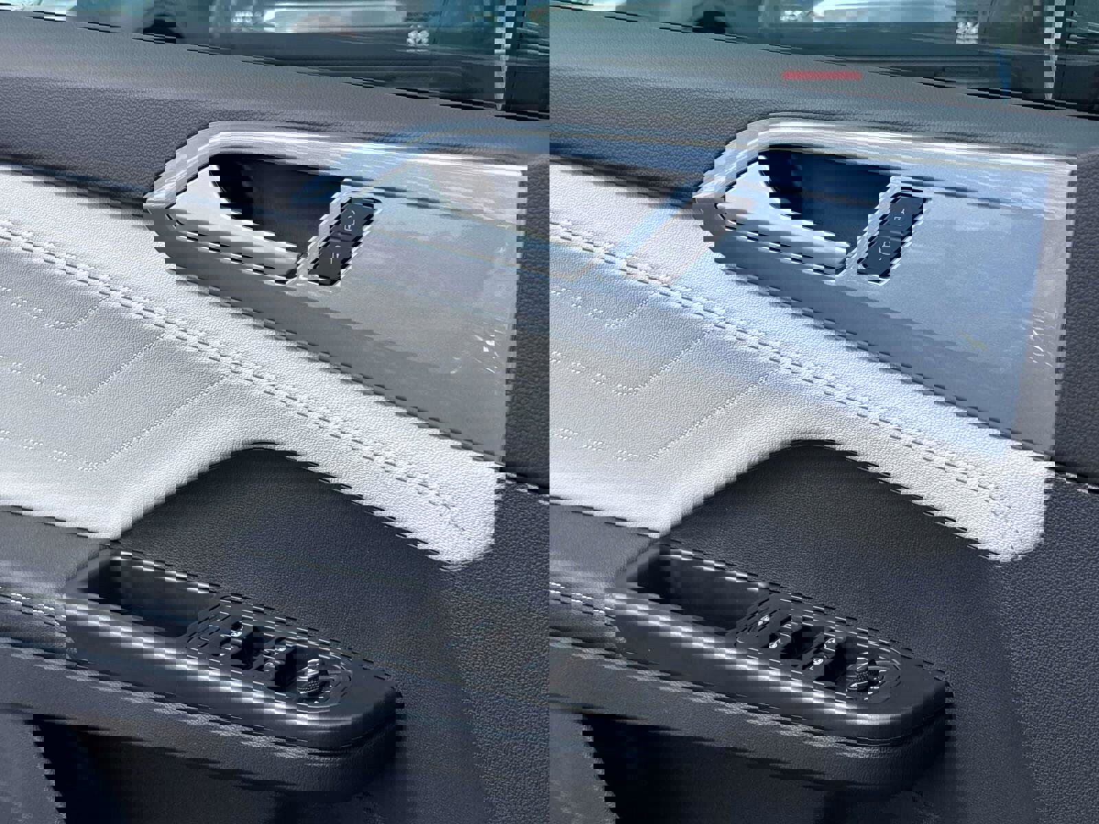 Used 2025 Volkswagen Taos SEL image 16