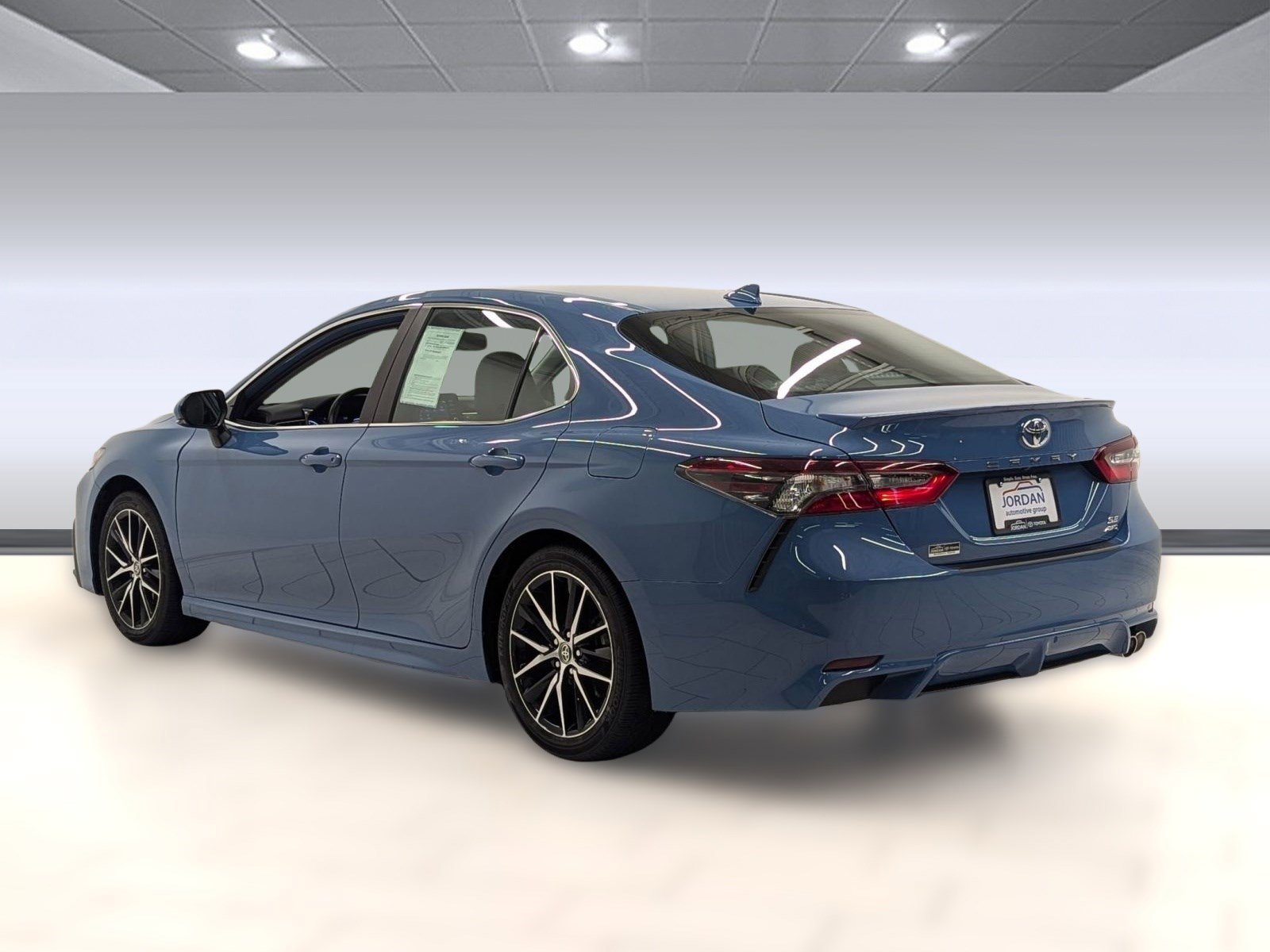 Used 2023 Toyota Camry SE image 2