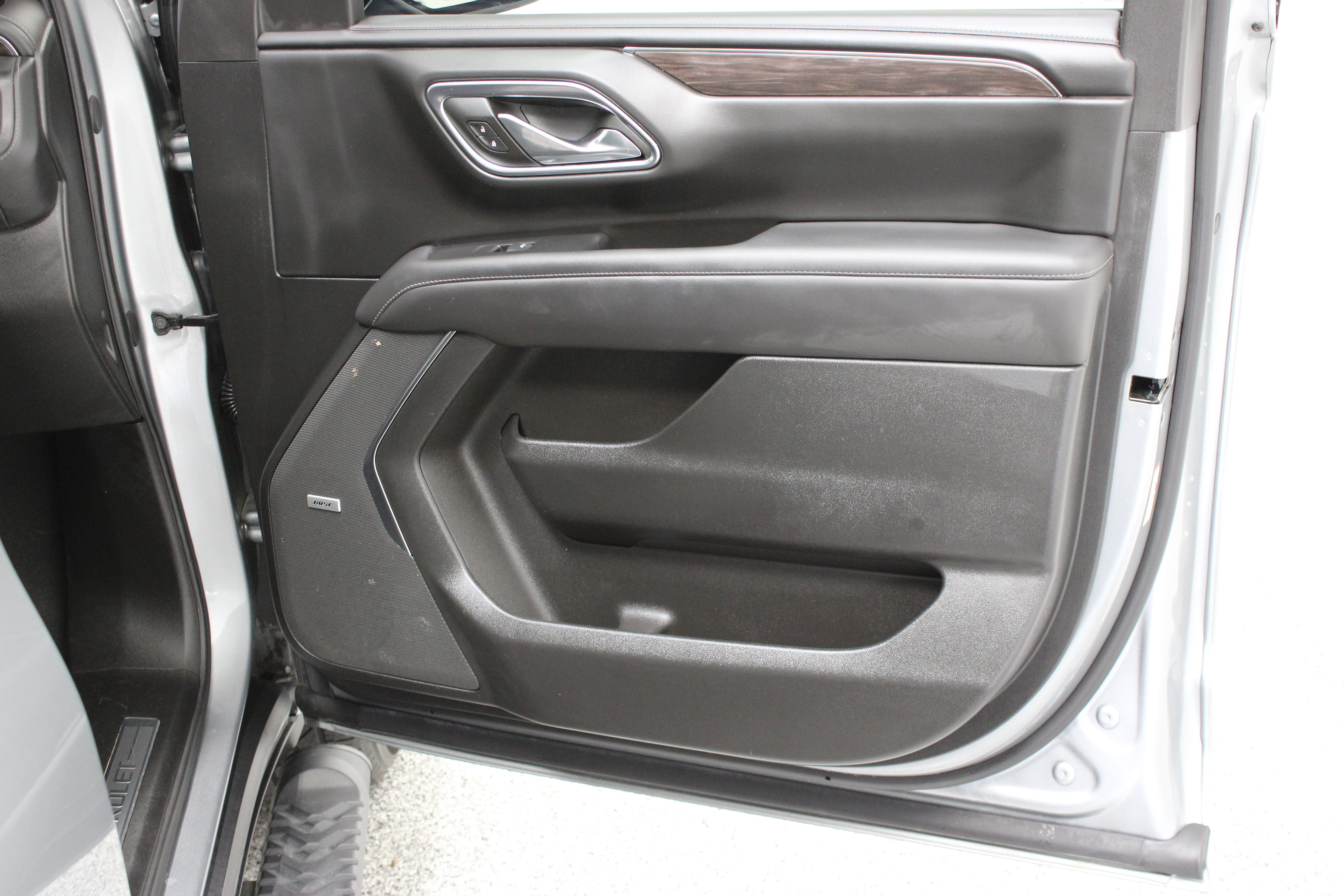 Used 2023 Chevrolet Tahoe Z71 w/ Luxury Package AWD/4WD image 40