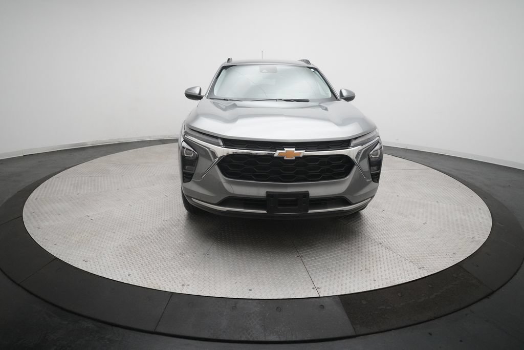 Used 2024 Chevrolet Trax LT w/ Driver Confidence Package FWD image 2
