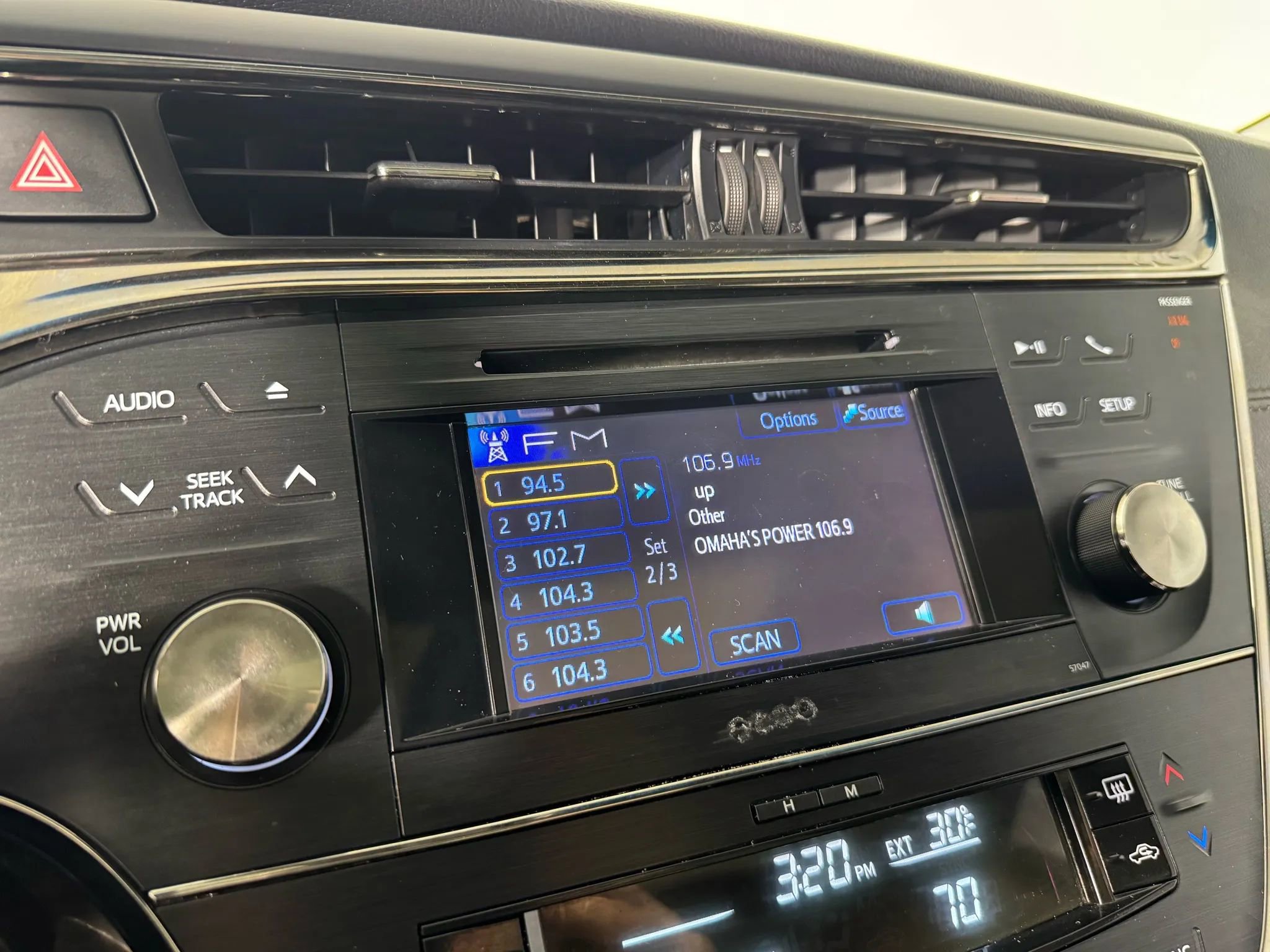 Used 2013 Toyota Avalon Limited image 19