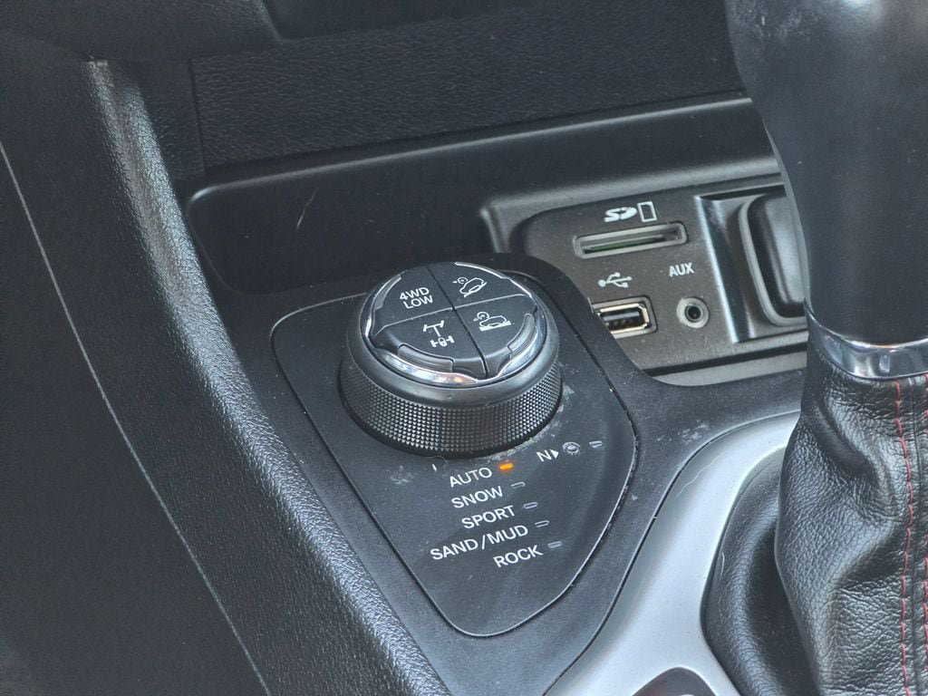 Used 2018 Jeep Cherokee Trailhawk AWD/4WD image 16