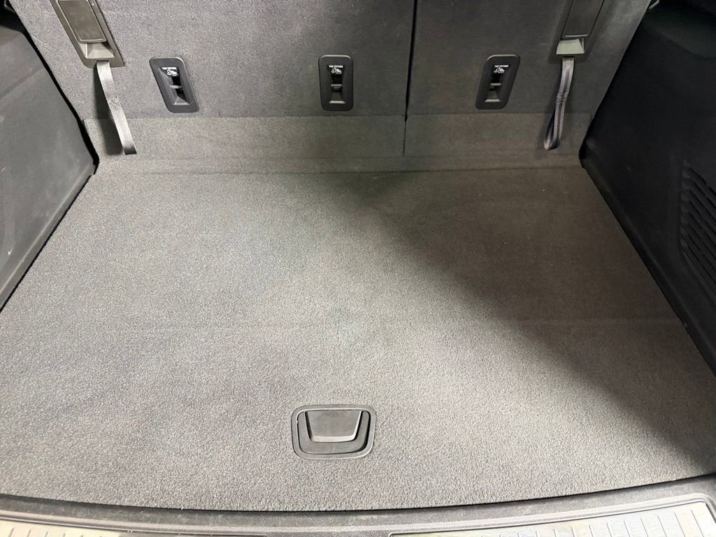 Used 2025 Chevrolet Suburban RST RWD image 32