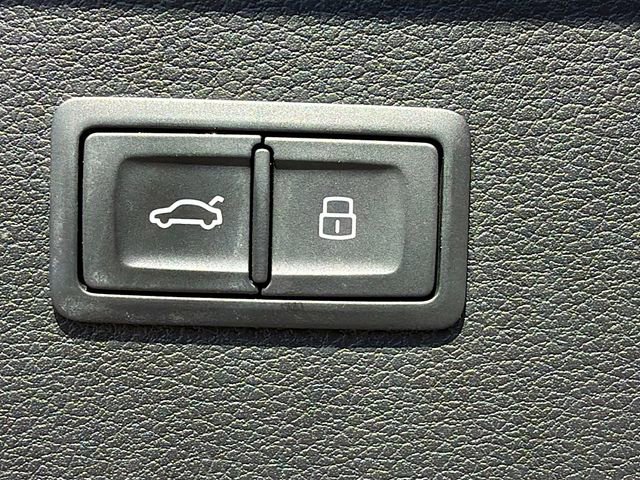 Used 2021 Audi Q5 Premium w/ Convenience Package image 13