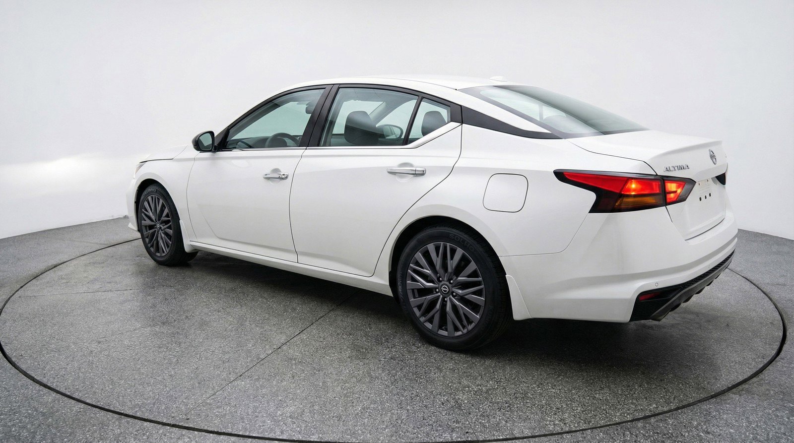 Used 2025 Nissan Altima 2.5 SV FWD image 6