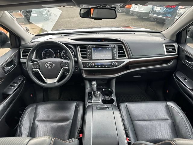 Used 2016 Toyota Highlander Limited Platinum w/ Four Season Floor Mat Package AWD/4WD image 16