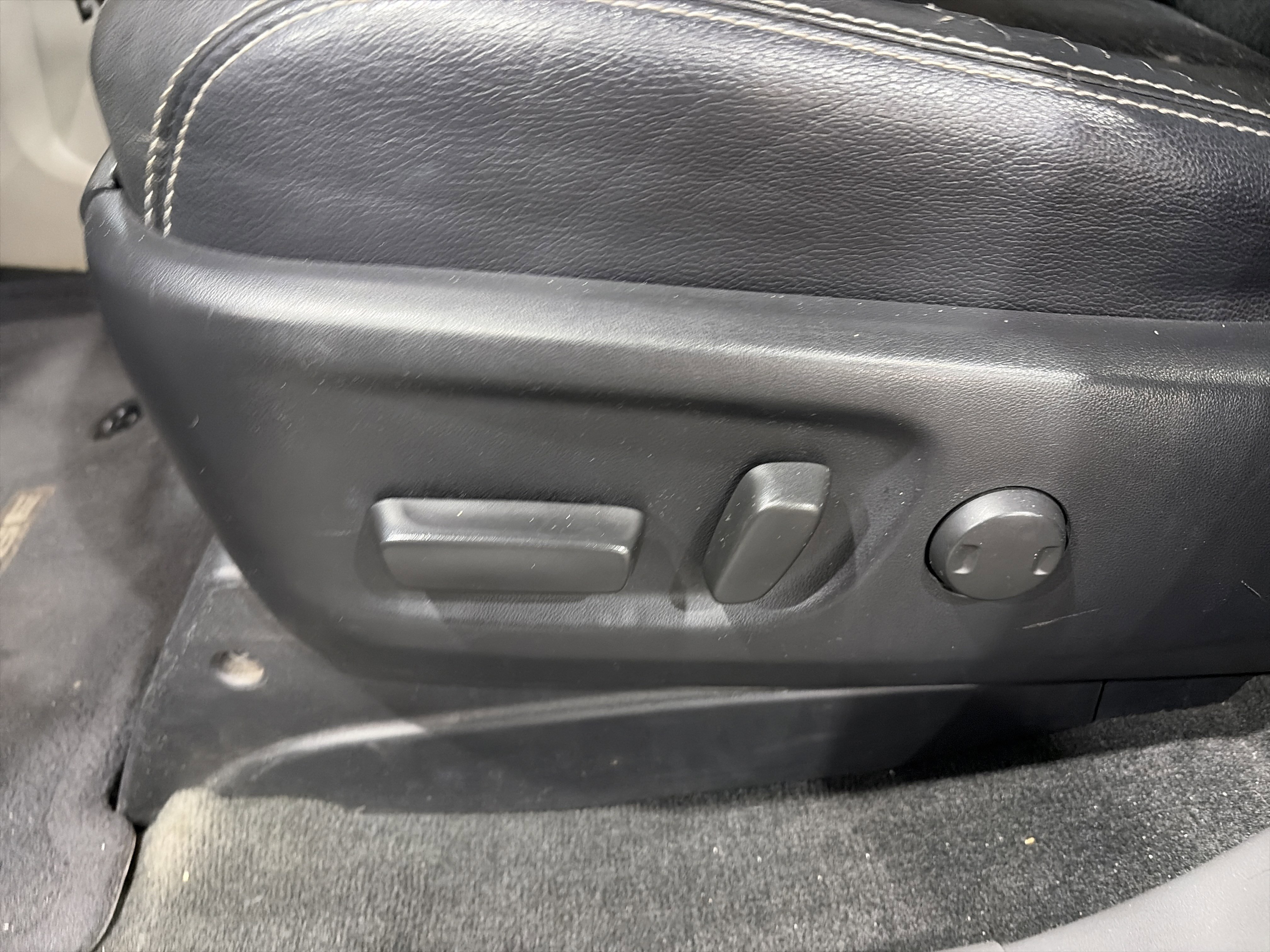 Used 2013 Toyota Sienna SE w/ Premium Pkg w/Entune FWD image 18