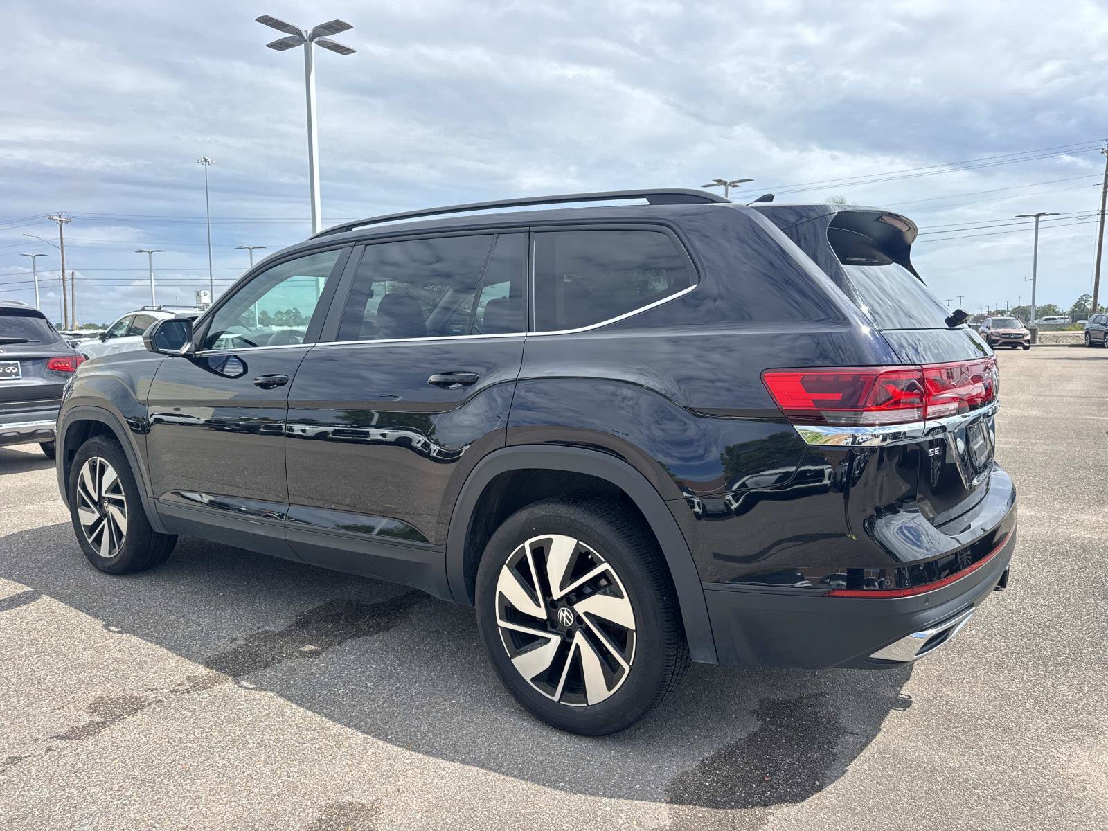 Used 2025 Volkswagen Atlas SE FWD image 7