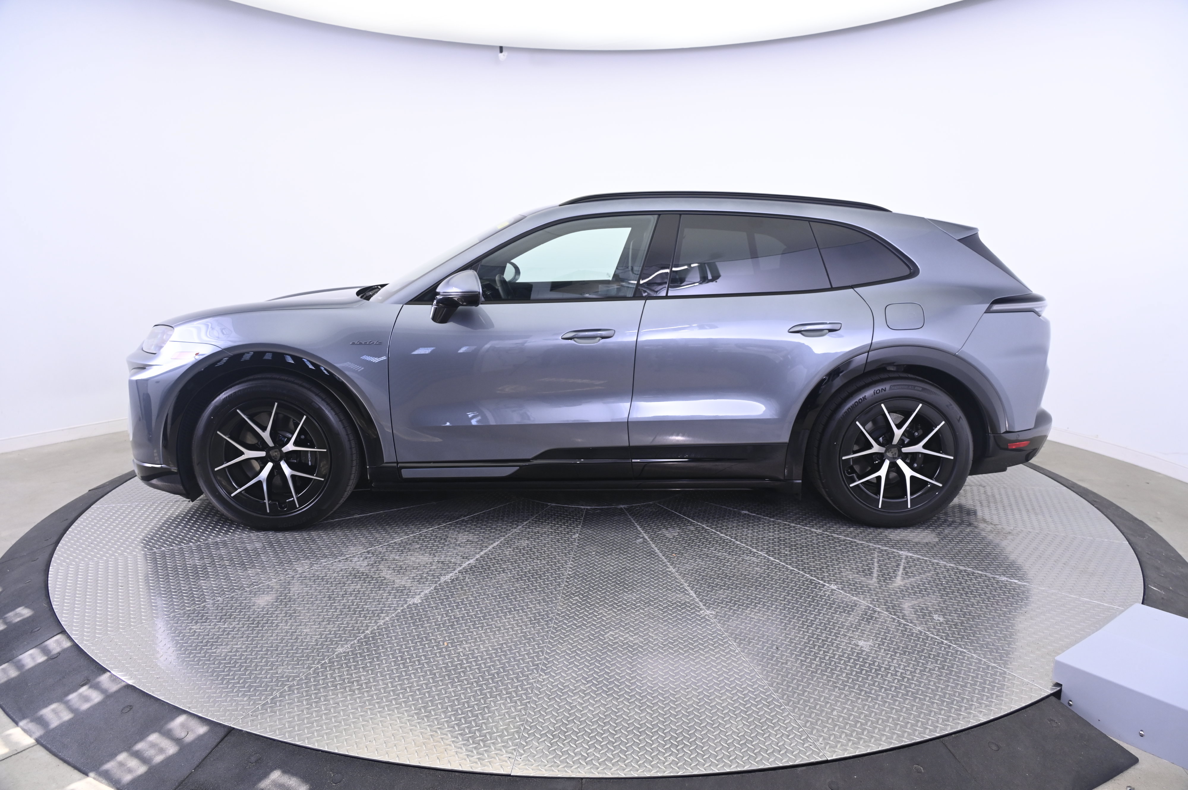 Certified 2026 Porsche Cayenne Turbo AWD/4WD image 2