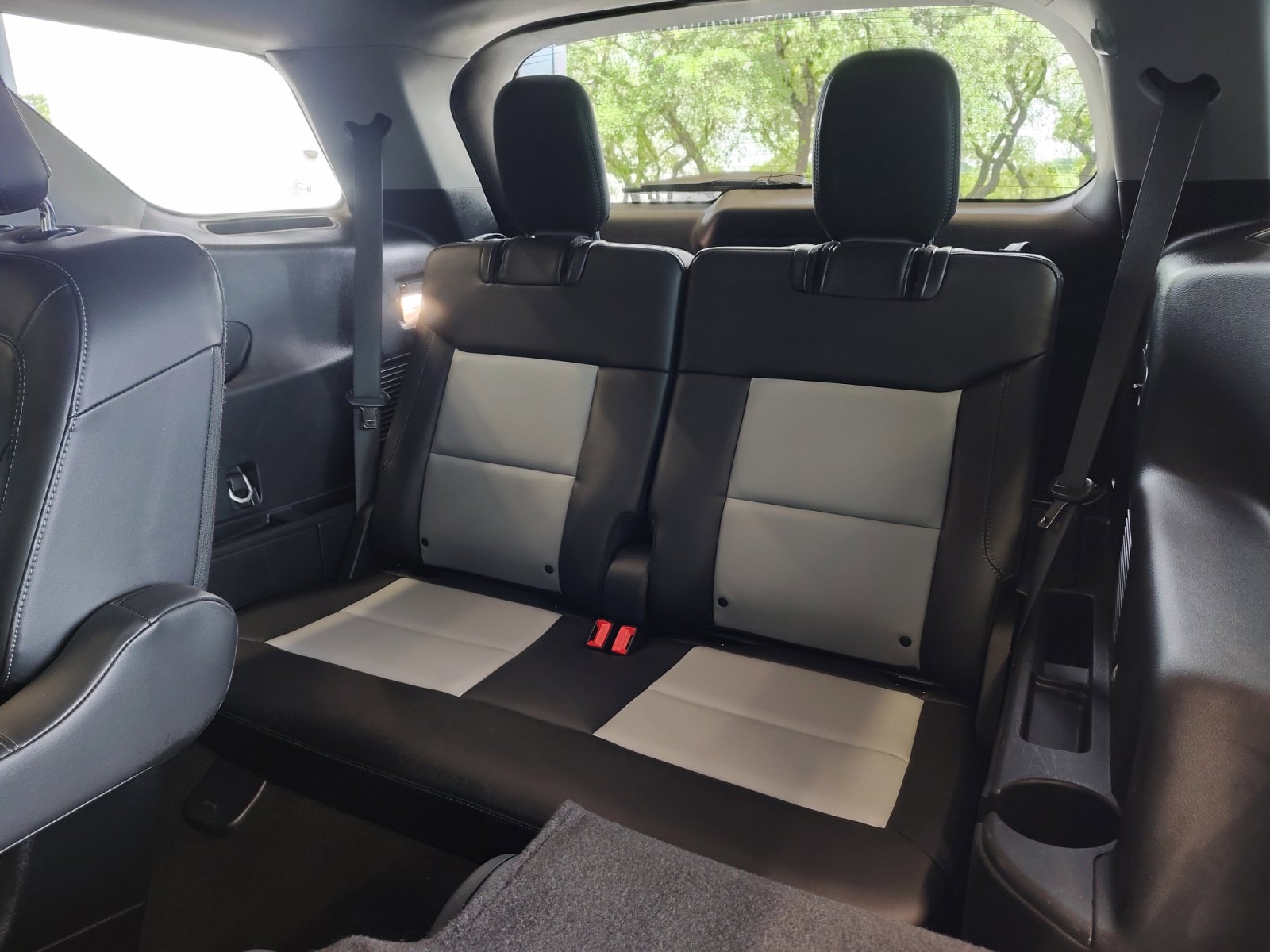 Used 2024 Ford Explorer XLT w/ Equipment Group 202A AWD/4WD image 27