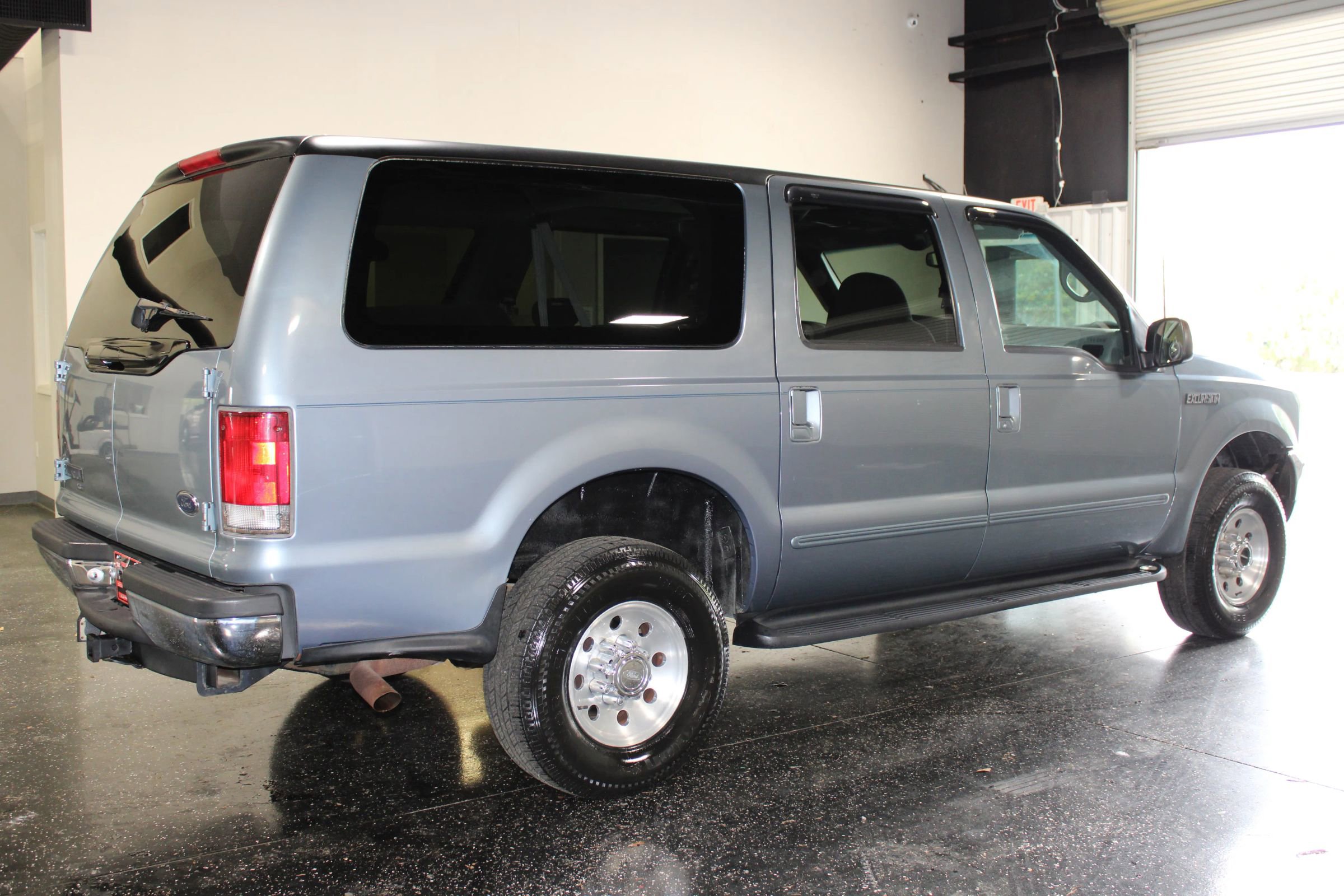 Used 2000 Ford Excursion XLT AWD/4WD image 3