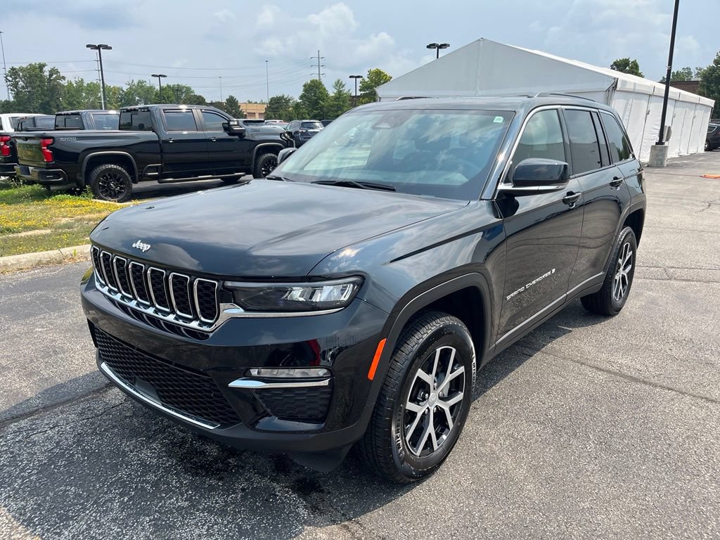Used 2024 Jeep Grand Cherokee Limited AWD/4WD image 3