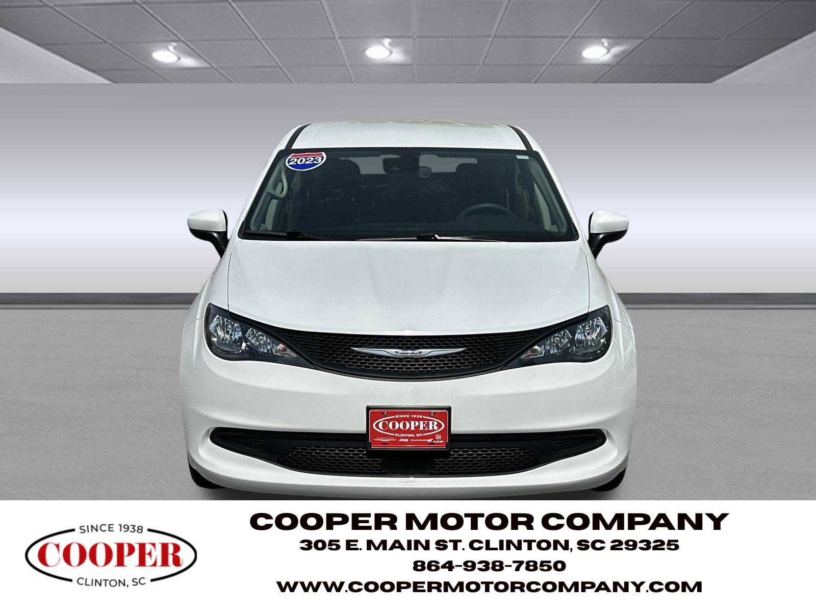 Used 2023 Chrysler Voyager LX image 2