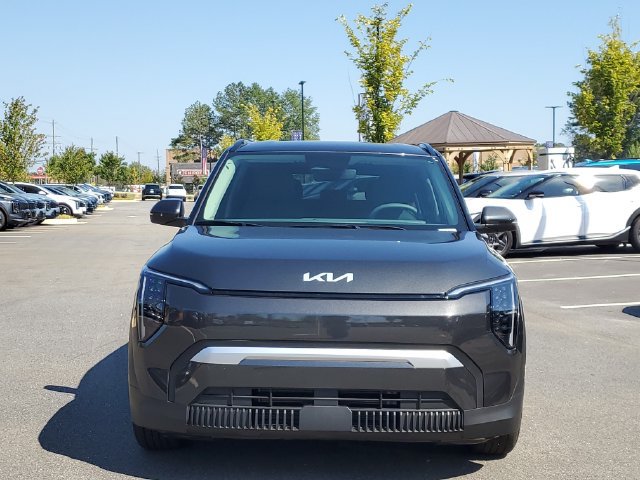 New 2027 Kia EV3 Wind FWD image 2