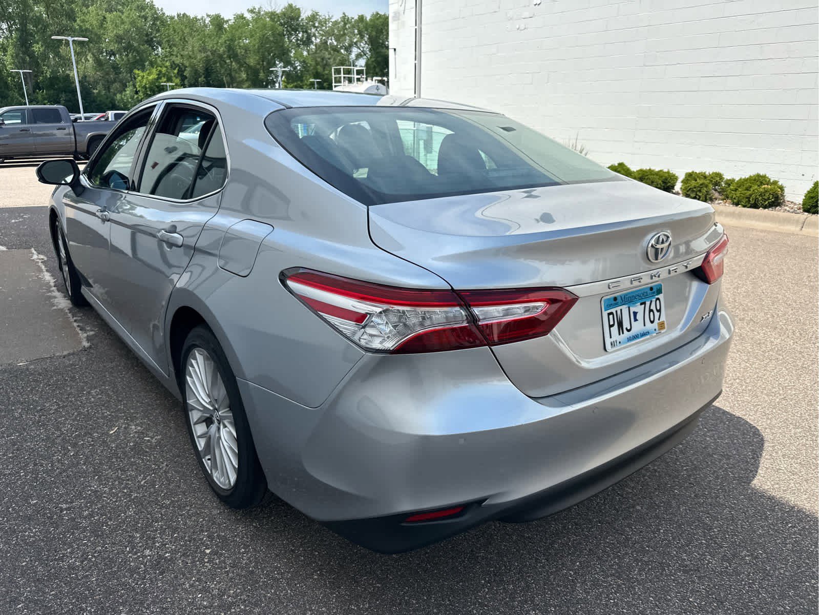 Used 2018 Toyota Camry XLE FWD image 2