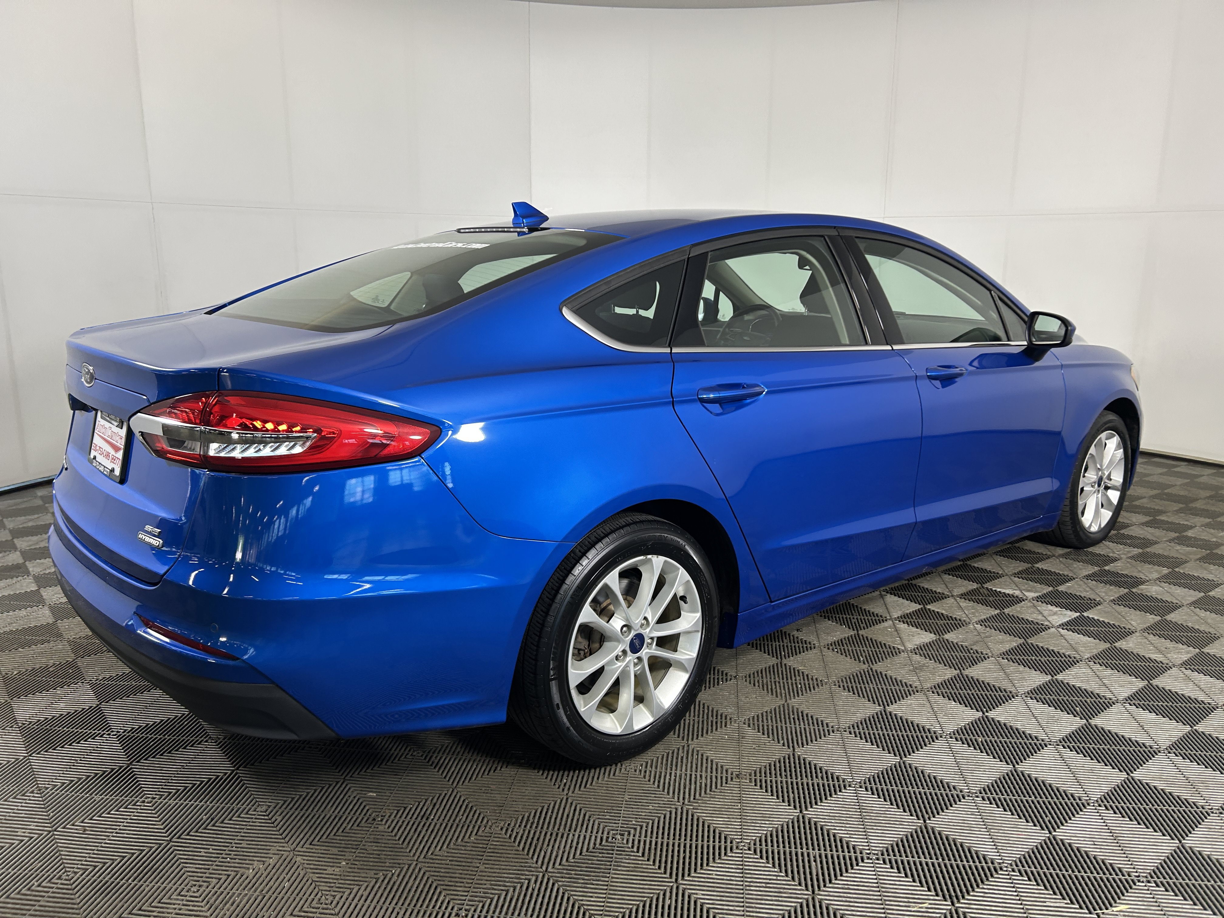Used 2020 Ford Fusion SE FWD image 5