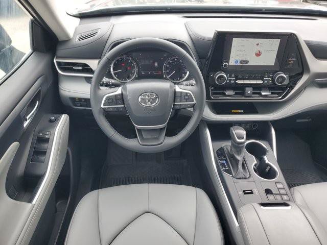 Used 2025 Toyota Highlander XLE FWD image 16