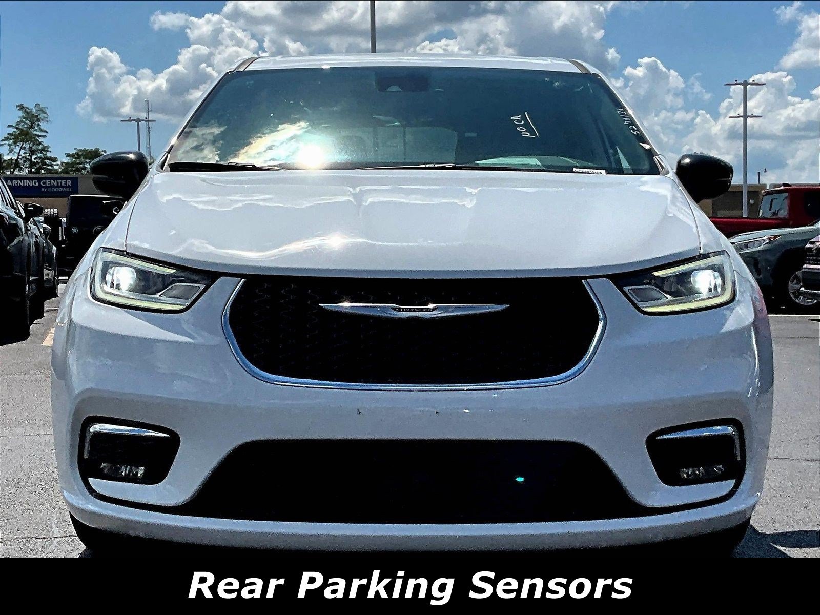 Used 2024 Chrysler Pacifica Limited FWD image 2