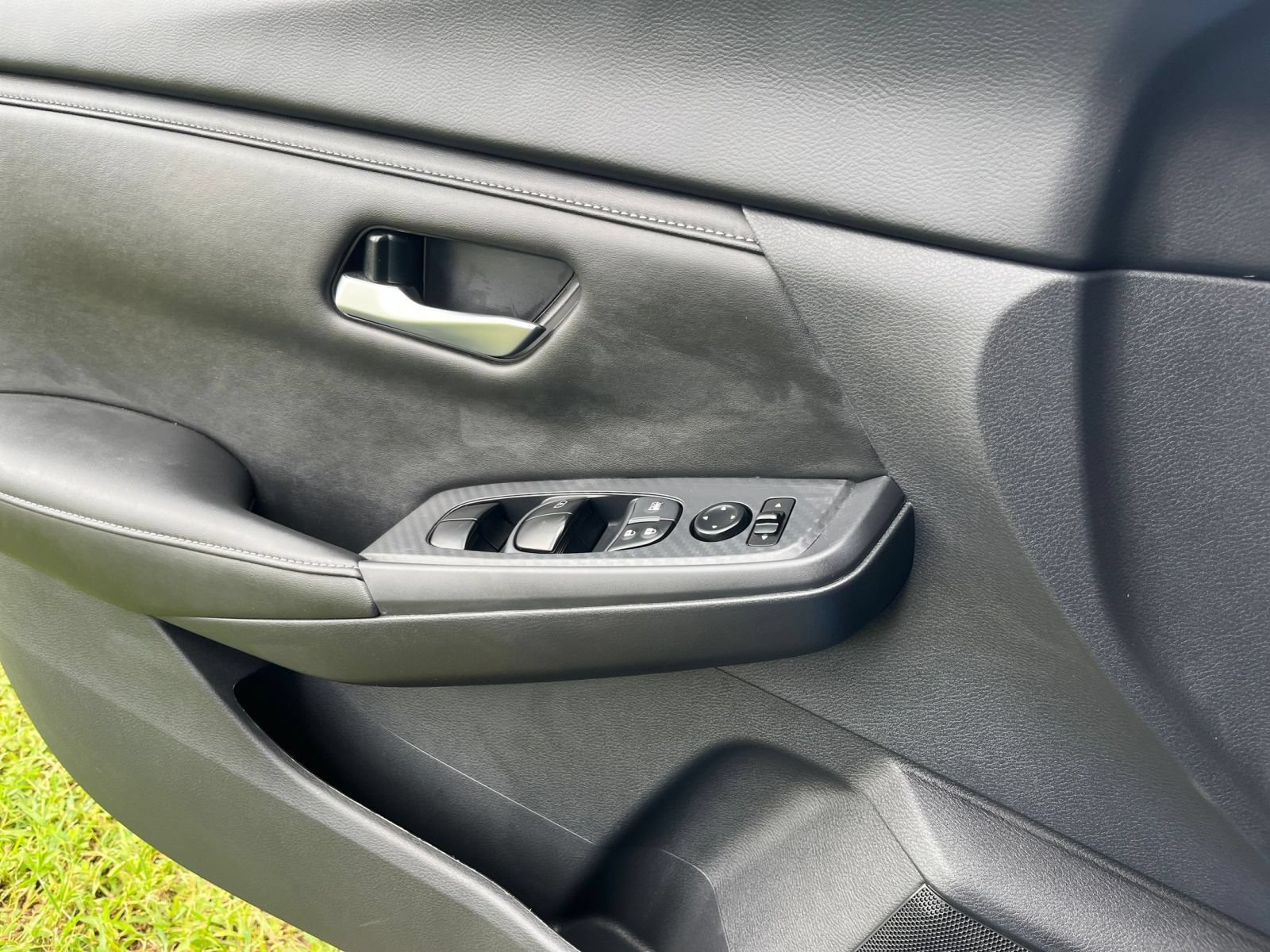 Used 2025 Nissan Sentra SV FWD image 18