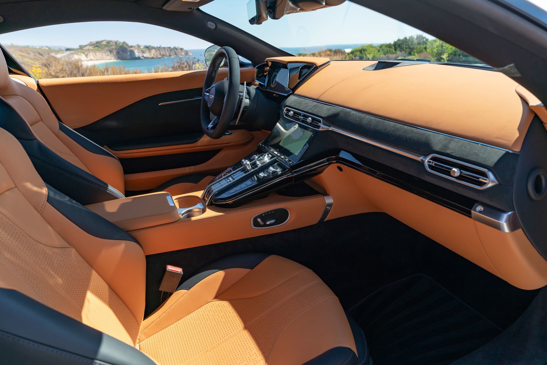 Used 2025 Aston Martin V8 Vantage Coupe RWD image 15