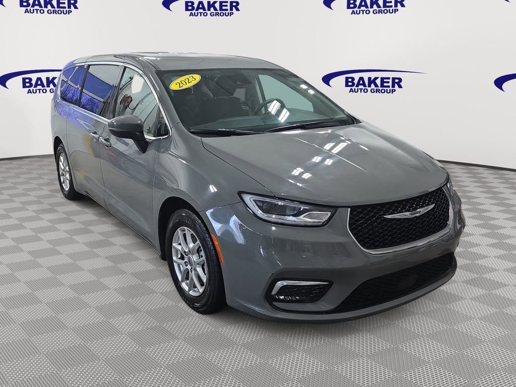 Used 2023 Chrysler Pacifica Touring-L image 3