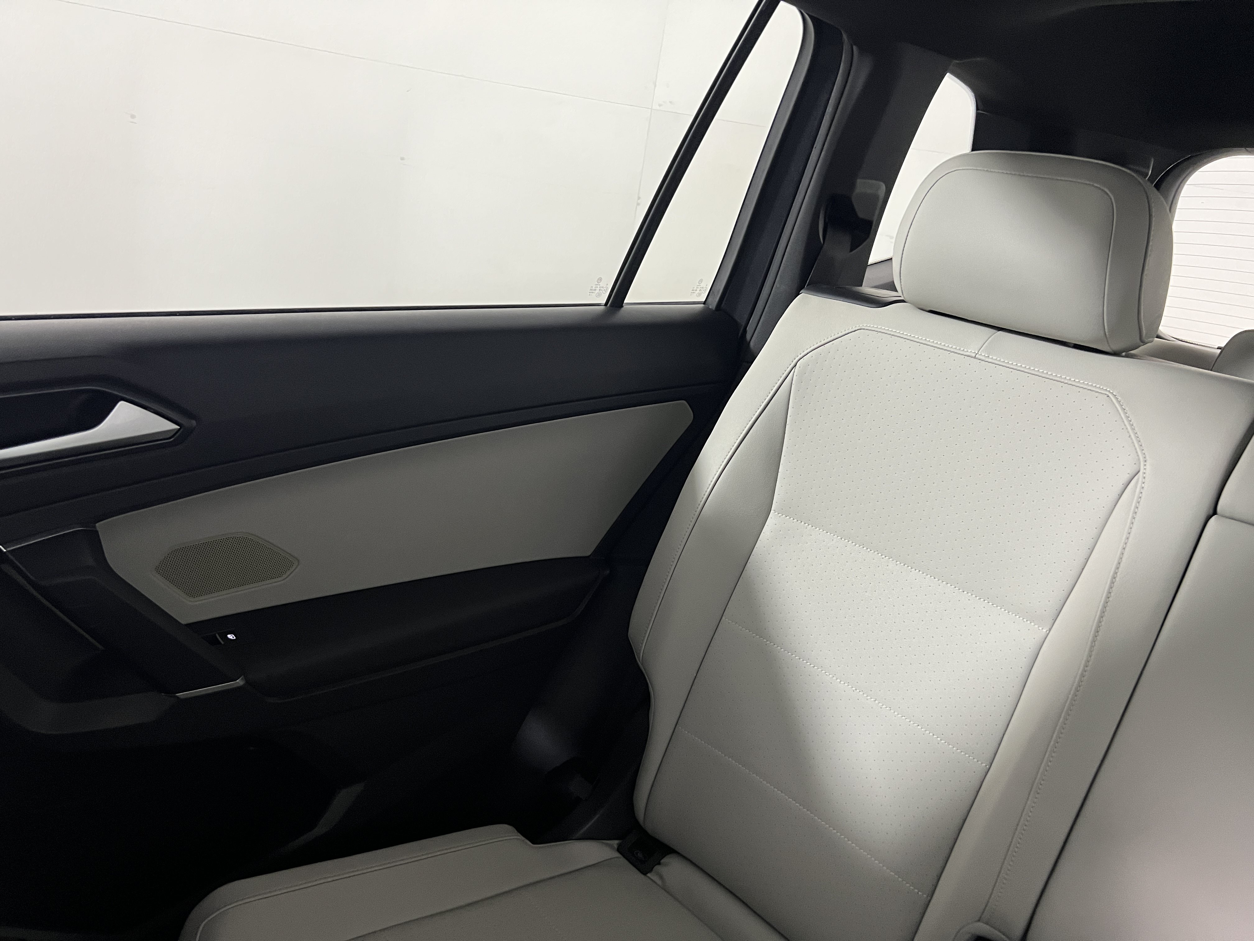 Used 2018 Volkswagen Tiguan SEL w/ R-Line Package FWD image 13