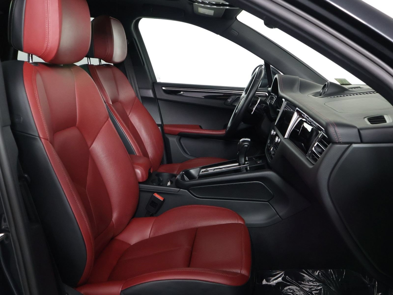 Certified 2024 Porsche Macan AWD/4WD image 31