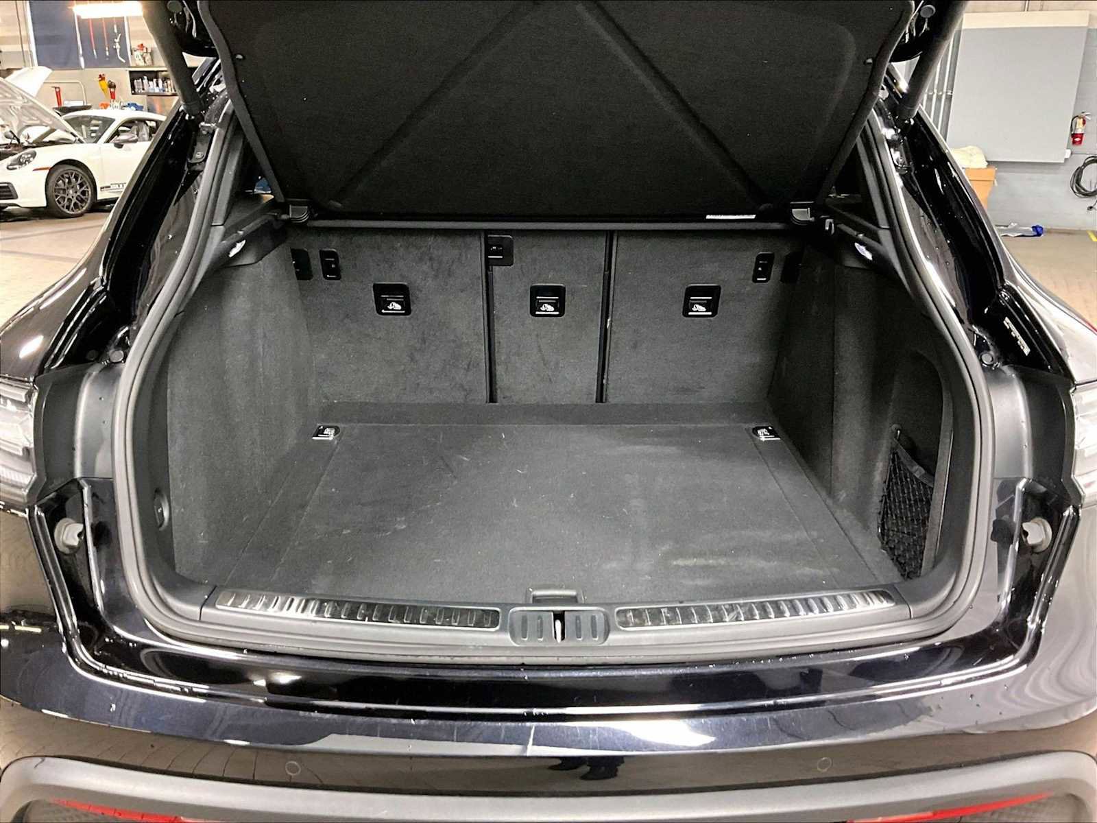 Used 2025 Porsche Macan image 39