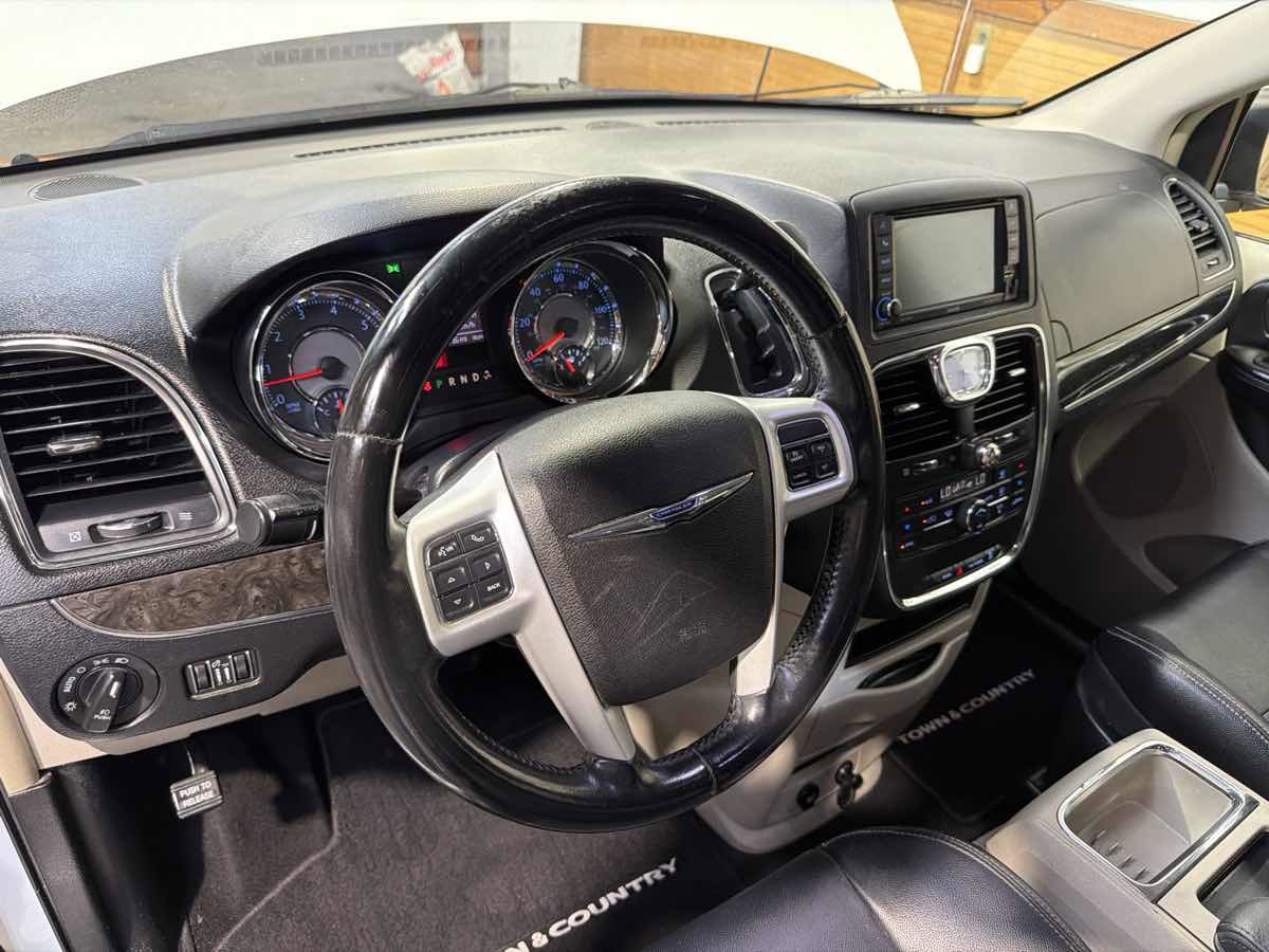 Used 2014 Chrysler Town & Country Touring FWD image 19