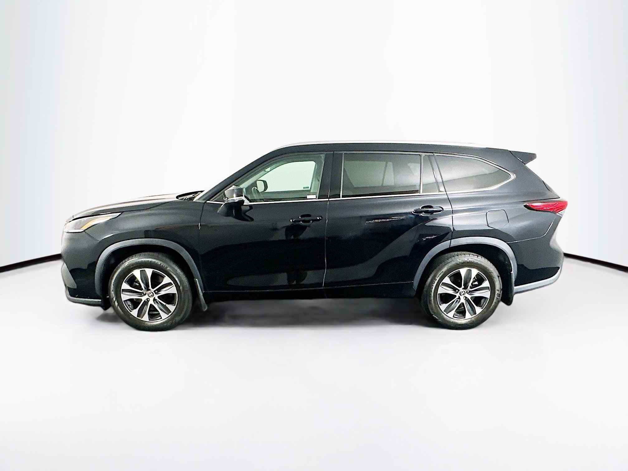 Used 2021 Toyota Highlander XLE AWD/4WD image 4
