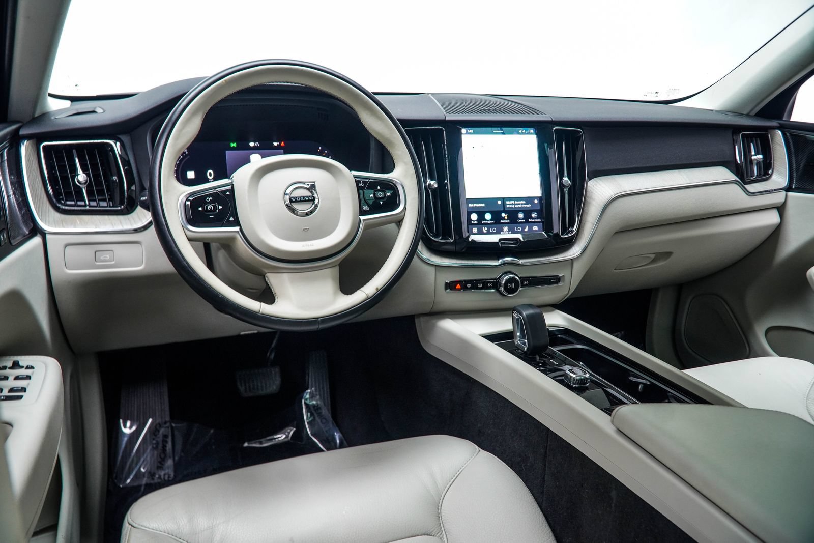 Used 2023 Volvo XC60 B5 Plus w/ Protection Package Premier FWD image 15